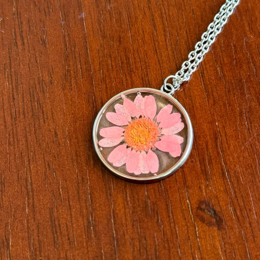 Pressed flower necklace - Picture 2 of 2